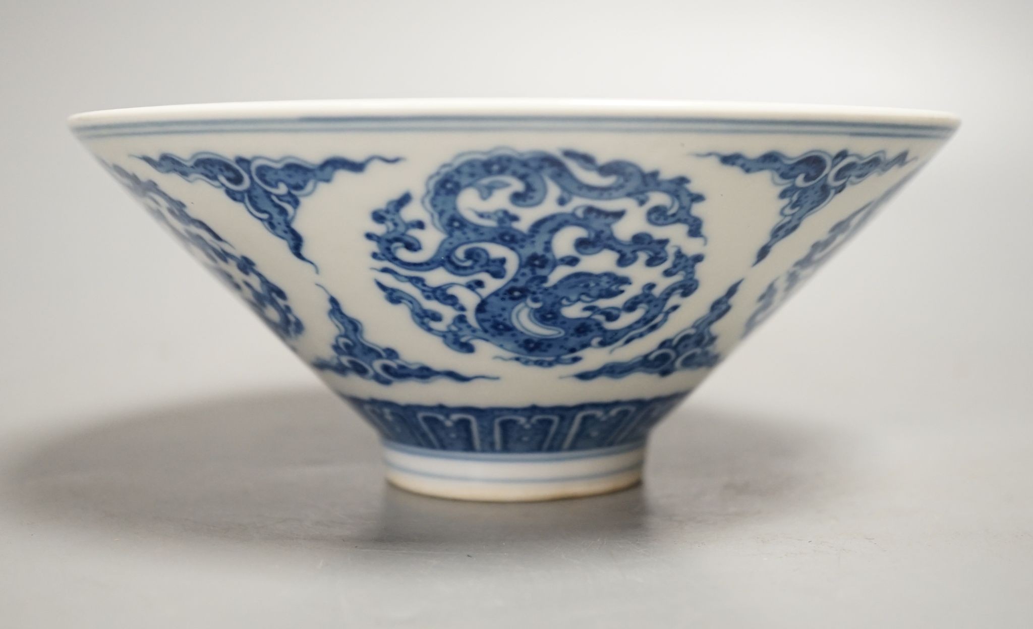 A Chinese blue and white bowl 16.5cm